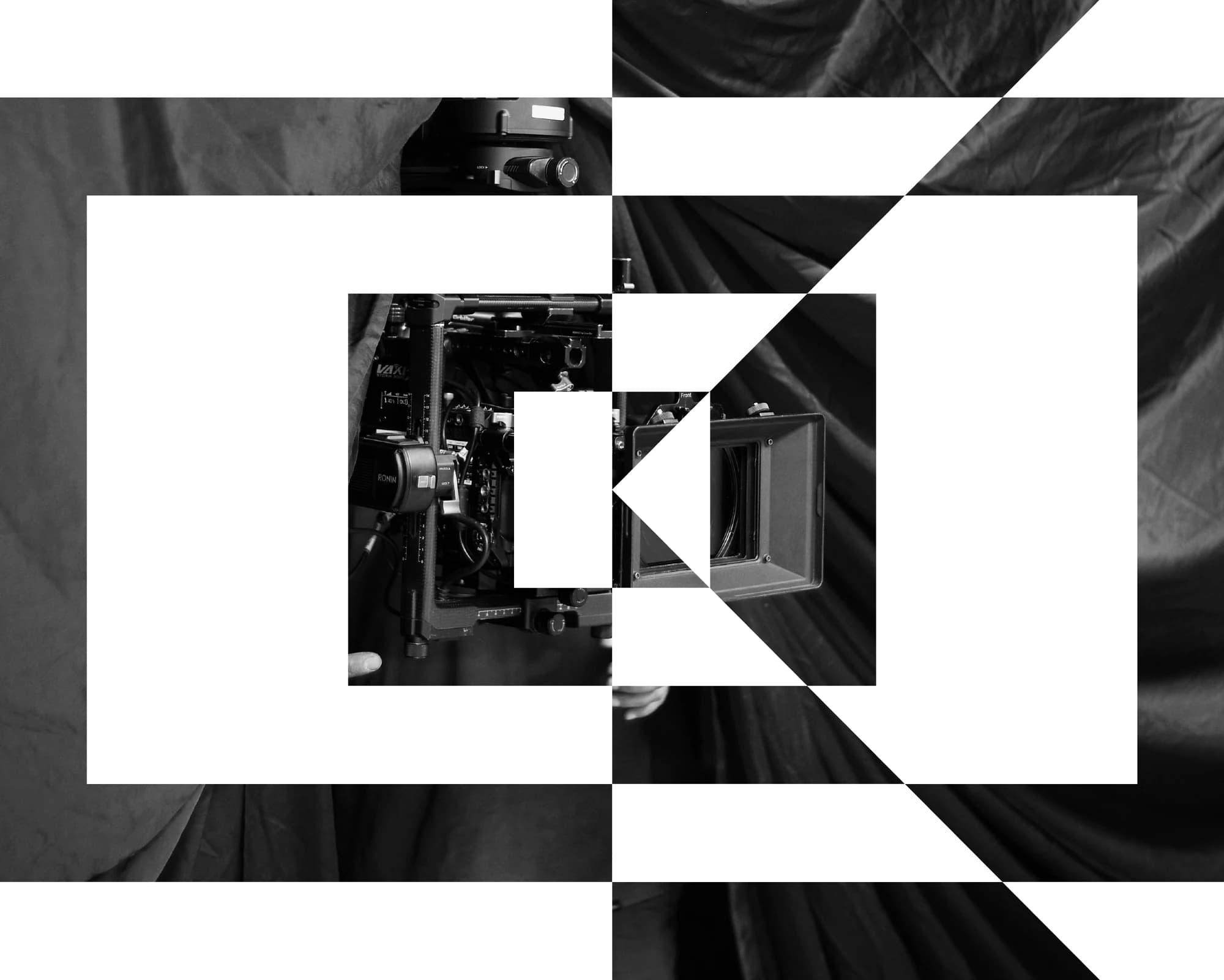 Composición geométrica en blanco y negro aplicada a una producción audiovisual
